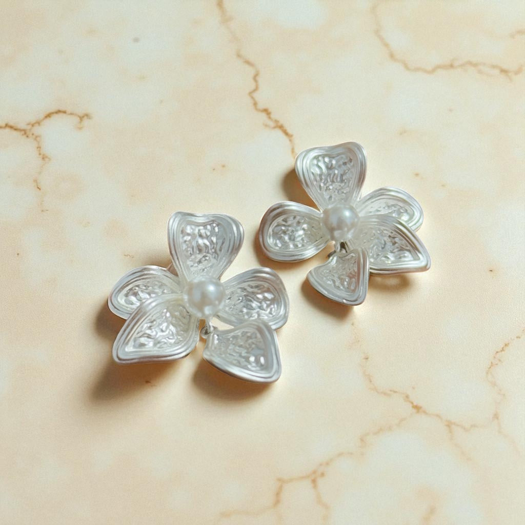 愛莎啞光花瓣耳環