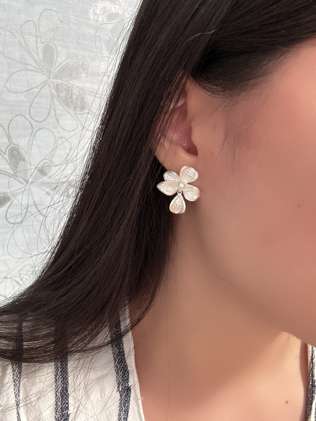 愛莎啞光花瓣耳環